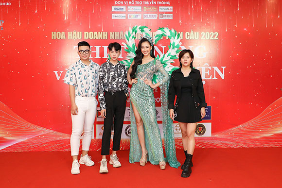 Miss Eco Đoàn Hồng Trang tiếp tục diện dạ hội Tommy Nguyễn cho sự kiện đấu giá