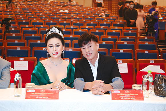 Hoa hậu Lý Kim Ngân khoe vẻ đẹp bừng sáng khi trao giải cho thí sinh mặc dạ hội đẹp nhất