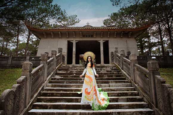 Hoa hậu Lý Kim Ngân đầy tự tin khi diện áo dài Việt