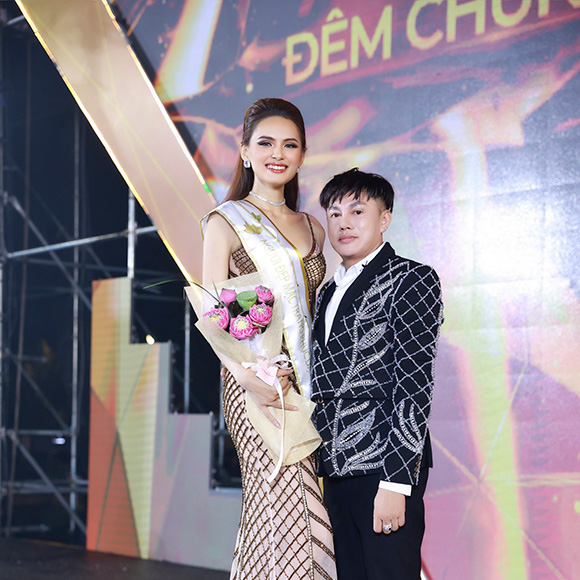 Lịch lãm trao giải Người đẹp dạ hội, Tommy Nguyễn lại được công chúng yêu mến