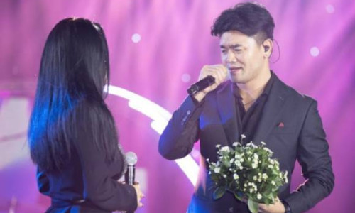 Ca sĩ Đan Kim nồng nàn và ăn ý với doanh nhân, ca sĩ Thái Hoàng trên sân khấu Nhịp sống Sài Gòn