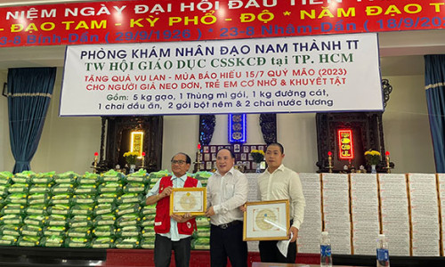  Thạc sĩ Nguyễn Hữu Nhơn nhận bằng khen của Trung Tâm UNESCO Văn Hoá Thông Tin Truyền Thông về nghĩa cử cao quý trong hoạt động thiện nguyện mùa Vu Lan