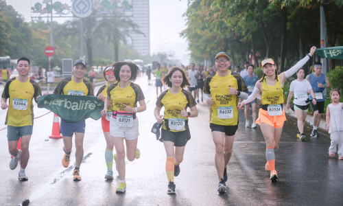 Herbalife Việt Nam khuyến khích tập thể dục thường xuyên thông qua giải chạy VnEpxress Marathon Amazing Hạ Long 2023