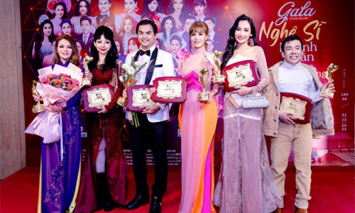 Á hậu Nguyễn Băng Châu khoe giọng hát ngọt ngào trong đêm Gala vinh danh những nghệ sĩ làm thiện nguyện.