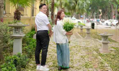 BTV Tuấn Duy “hóa nam sinh” bên hoa Loa Kèn tại Hà Nội.