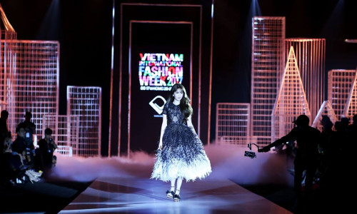 17 khoảnh khắc ấn tượng tại Viet Nam International Fashion Week 2017