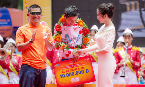Lý Nhã Kỳ diện đầm hiệu gần 4.000 USD đi cổ vũ giải đua xe đạp