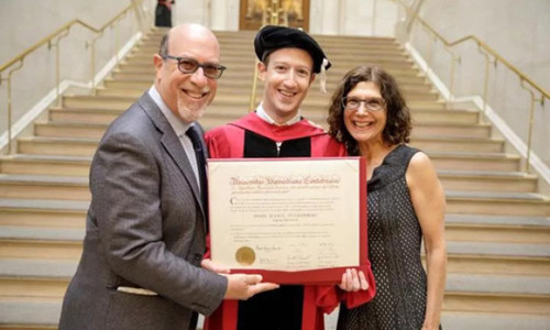 Cuối cùng thì ông chủ Facebook cũng nhận bằng tốt nghiệp Harvard sau 12 năm... bỏ học