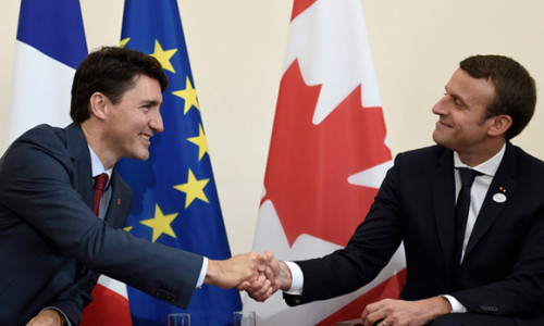 Cộng đồng mạng xôn xao vì những bức ảnh đẹp đến "rụng tim" của hai vị nguyên thủ tại Hội nghị G7