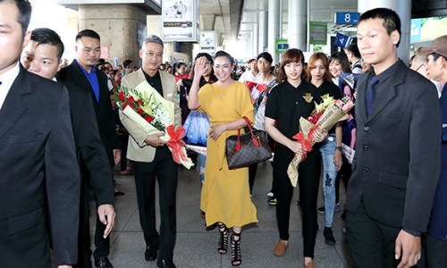 Dàn vệ sĩ và siêu xe Limousine đón hoa hậu Phan Thị Ngọc Nga gây náo loạn sân bay