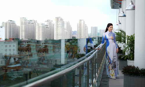 Người đẹp biển Ninh Hoàng Ngân diện 20 bộ áo dài  mừng trường tròn 20 năm tuổi
