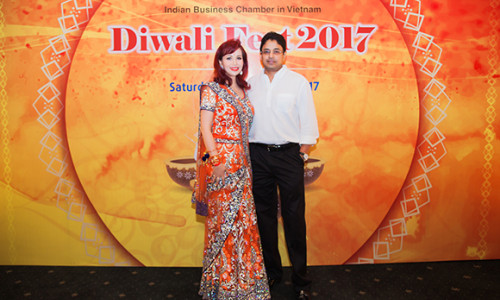 Hoa hậu Diệu Hoa được chồng và con trai út tháp tùng đi sự kiện Lễ hội Diwali (Lễ hội ánh sáng)