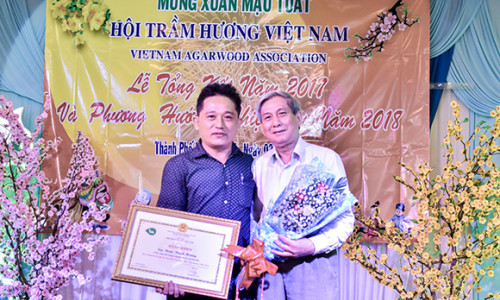 Thủ lĩnh công ty trầm hương Thế Hữu nhận bằng khen của Hiệp hội trầm hương Việt Nam ngay trong ngày đầu Xuân 2018