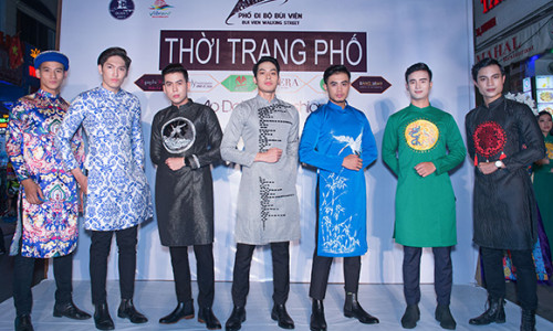 Dàn mẫu Việt khoe sắc trong tà áo dài Doãng Huy trên phố đi bộ