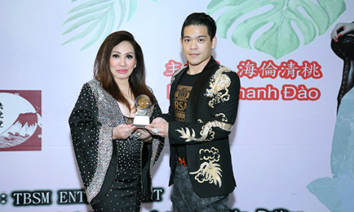 Hoa hậu Lee Lee Nguyễn được quan chức Đài Loan trao kỉ niệm chương khi ngồi ghế nóng.thả dáng đầy phong cách tại Đài Loan