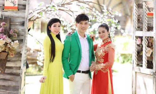 Ca sĩ Hồ Quang Lộc cực chất với veston đón Xuân bên Cúc, Mai.