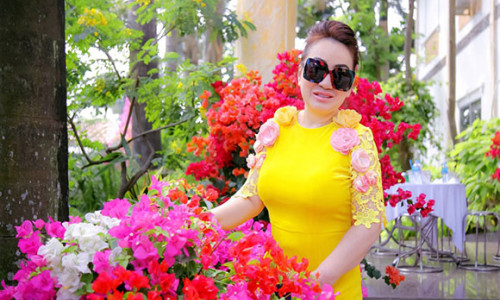 Hoa hậu Lee Lee Nguyễn tỏa sắc với hoa tươi trong ngày đầu năm