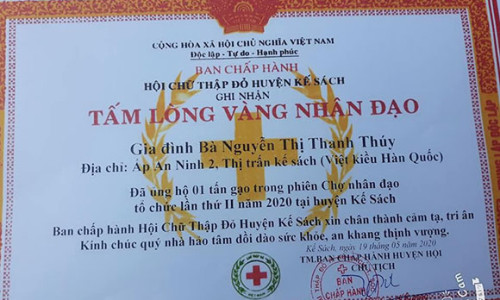 Hoa hậu Nguyễn Thị Thanh Thúy được trao bằng khen Tấm lòng Vàng.