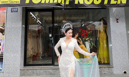 Hoa hậu Lý Kim Ngân xuất hiện bên xế hộp mừng NTK Tommy Nguyễn Khai trương