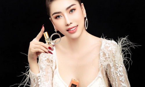 Hoa hậu Trịnh Thanh Hồng đẹp nhuận sắc với mốt áo cúp ngực 2 dây