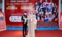 Hoa hậu Hồng Linh thu hút ánh nhìn trên ghế nóng giám khảo.