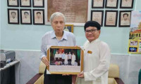 Đầu năm, thạc sĩ Nguyễn Hữu Nhơn nhận món quà ý nghĩa vô giá từ Nguyên Viện trưởng viện Nghiên cứu Tôn giáo.