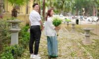 BTV Tuần Duy “hóa nam sinh” bên hoa Loa Kèn tại Hà Nội.