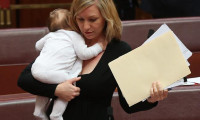 Nghị sĩ Australia cho con bú lúc đang phát biểu tại nghị trường