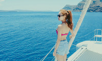 Nữ ca sĩ mặc gợi cảm trong loạt ảnh chụp tại đảo Santorini