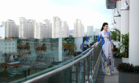 Người đẹp biển Ninh Hoàng Ngân diện 20 bộ áo dài  mừng trường tròn 20 năm tuổi