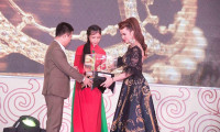 Hoa khôi Lý Thu Kiều thực hiện vai trò đại sự khi trao chiếc vương miện danh giá cho Nữ Hoàng trang sức Việt Nam 2017