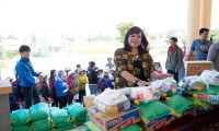Á khôi Hồ Thanh Hương trao tặng hàng trăm phần quà cho bà con nghèo trên quê hương mình