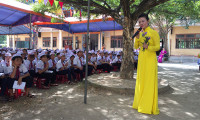 Ca sĩ Triều Linh dịu dàng trong tà áo ài vàng trao sách và hát giao lưu cùng học sinh vùng quê tỉnh Quảng Ngãi