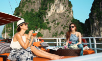 Hồ Ngọc Hà giới thiệu vịnh Hạ Long với siêu mẫu quốc tế