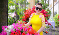 Hoa hậu Lee Lee Nguyễn tỏa sắc với hoa tươi trong ngày đầu năm