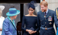 Nữ hoàng bất ngờ đến thăm nhà mới của vợ chồng Meghan