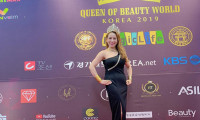 Vừa xuất hiện thảm đỏ tại Hàn Quốc, hoa hậu Thanh Thúy được bạn bè bủa vây.