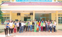 NTK Việt Hùng và người đẹp H’ Ăng Niê dành tặng áo dài cho các cô giáo trường THCS Liêng Trang