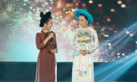  Danh hài Thúy Nga đeo vòng trầm, Đại sứ Trương An Xinh diện áo dài Việt Hùng trong buổi đấu giá từ thiện