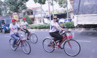 Hoa hậu Nhã Linh tươi trẻ và năng động đạp xe diễn hành trên phố.