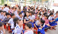 Hoa hậu Chiristine Thúy Hằng dành tình cảm đặc biệt cho học sinh nghèo Xã Quang Mình- Chơn Thành