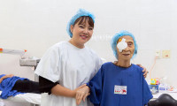 CEO Hồ Thanh Hương rơi nước mắt khi được các bác sĩ tổ chức sinh nhật muộn tại bệnh viện