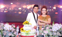 Không gian ngập hoa và lời chúc trong tiệc sinh nhật trắng của NTK Oanh Phan