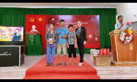 Hoa hậu Nguyễn Thị Thanh Thúy cùng cô bạn thân trao tặng 1000 phần quà cho bà con nghèo Sóc Trăng đón Tết