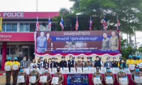 Doanh nhân Xuân Nguyễn tặng quà cho cảnh sát Thái Lan động viên tinh thần sau mùa dịch Covid