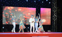 Bary Nam Bảo, ca sĩ Nhật Lynh hút fans Quảng Ngãi với cách ăn mặc lịch lãm