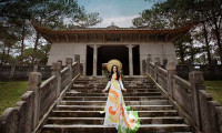 Hoa hậu Lý Kim Ngân đầy tự tin khi diện áo dài Việt