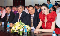 Hoa hậu Trịnh Thanh Hồng ra Phan Thiết trình diễn thời trang đấu giá chuỗi ngọc trai làm từ thiện