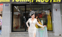 Hoa hậu Lý Kim Ngân xuất hiện bên xế hộp mừng NTK Tommy Nguyễn Khai trương
