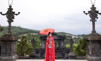 Hoa hậu Lý Kim Ngân, nàng thơ của Tommy Nguyễn thả dáng trong tà áo dài